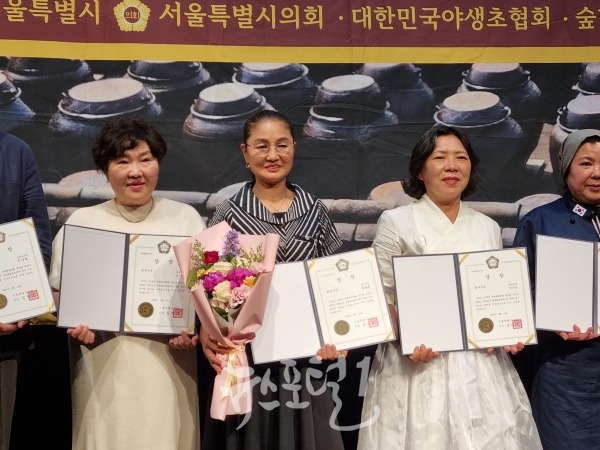 수상자들과 함께한 박봉춘대표(가운데)