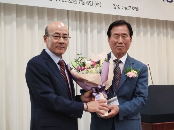김태현 직전 중앙종친회 회장(좌측)이 신임 김정기 회장(우측)에게 축하 꽃다발을 전달 하고 있다.