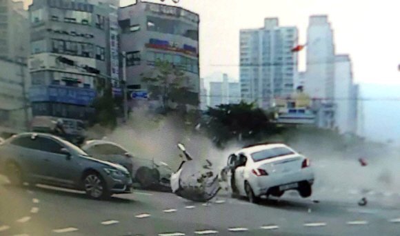 2016년 부산시 해운대구 도심에서 일어난 교통사고 당시 CCTV에 잡힌 장면. [사진 부산경찰청]