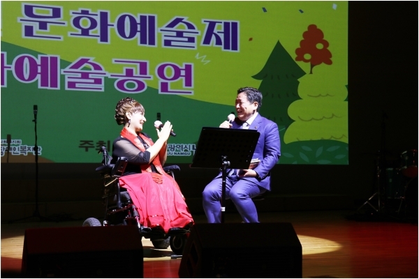 김병내 남구청장이 화답으로 이빛나니씨와 함께 시 작품 3편을 낭송하는 모습.