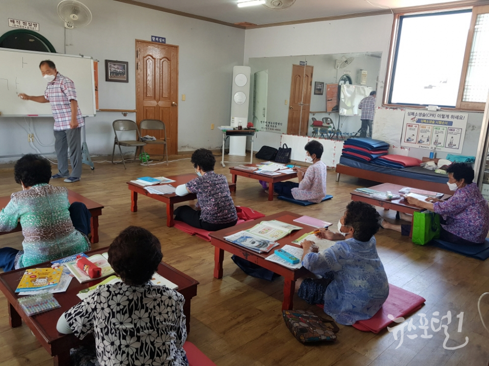 송지면 어르신들이, 한글을 배우고 있다. (사진 : 해남군청)