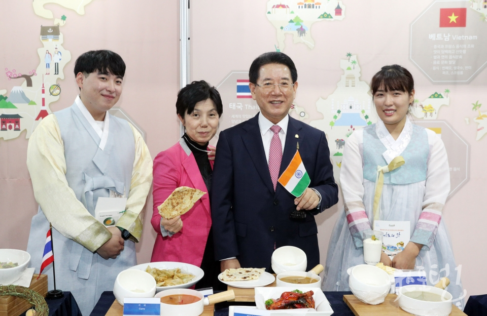 국제남도음식문화큰잔치가 한국관광공사의 2023 국제이벤트 지원 사업에 선정돼 남도음식과 올해 29회를 맞는 축제를 해외에 알리는 전기를 마련했다. 김영록 전라남도지사가 2022년 10월 8일 여수세계박람회장에서 열린 제28회 남도음식문화큰잔치에서 국제 음식 전시관을 둘러보는 모습. (사진 : 전남도청)