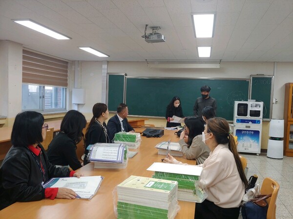 고교학점제 수업준비 회의를 하고 있는 전북 명강사들