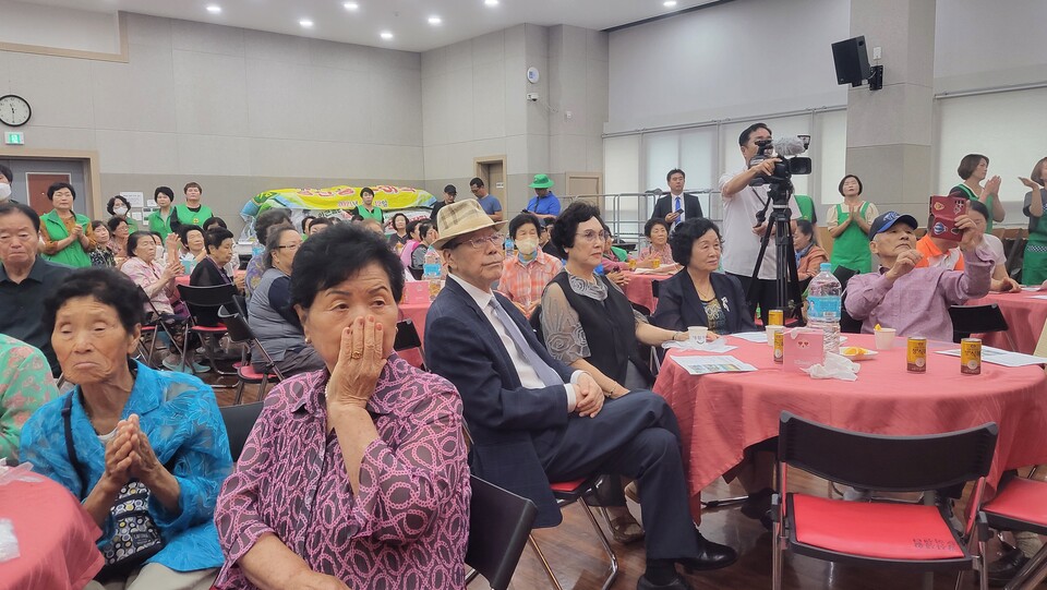 광산구 새마을회(김준행 회장)는 2023년 7월 13일 광산생활문화센터 3층에서 건강하고 행복한 ‘효사랑 경로잔치’가 성대하게 개최했다.