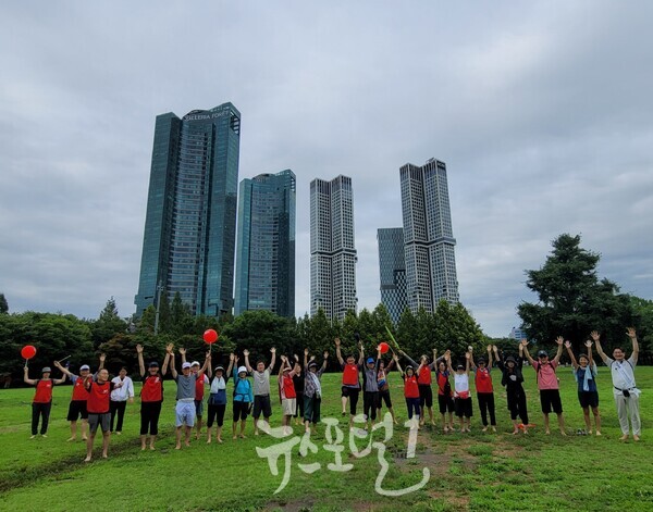김도남 맨발걷기 건강전도사의 서울숲 어싱스쿨 100회 참가자들