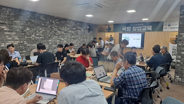                                     특허 출원서 작성 중 / 사진제공 국민생활실험실