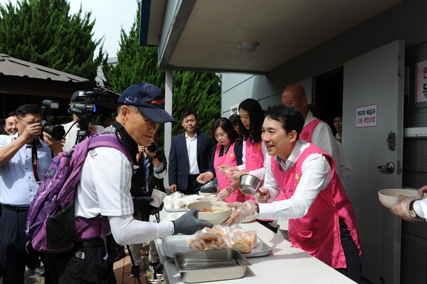 박민식 장관 국립대전현충원 찾은 참배객 들에게 국수배식 봉사