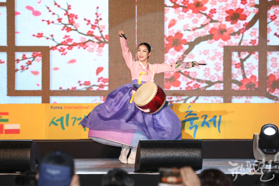 ▲ 지난 2019년 세계 민속춤 축제에서 한국팀이 공연을 펼치는 모습 (사진=성동구 제공)