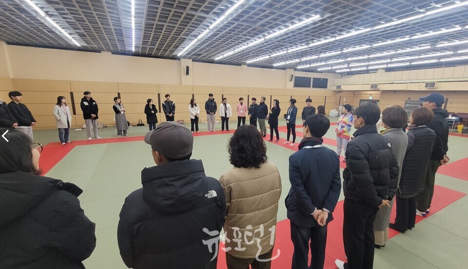 멘탈코칭 전문가들과 한국체육대학 선수들이 참여하여 아이스브레이킹을 하고 있다