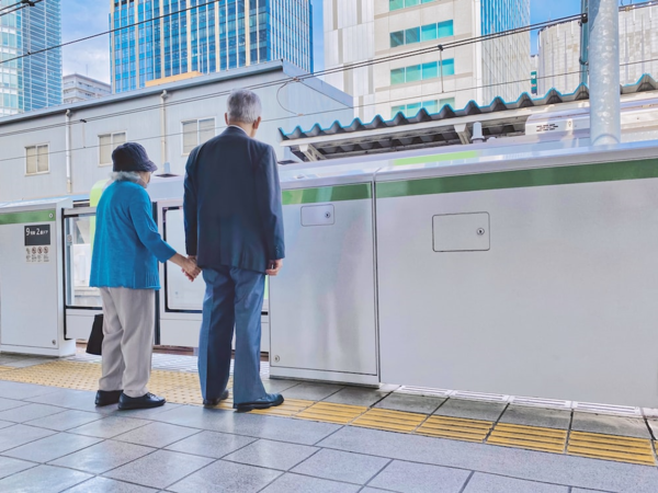일본 지하철역의 노인(출처 : 언스플래쉬)