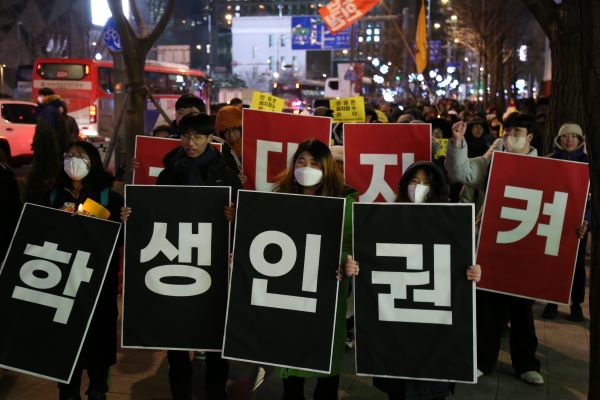집회 참가자들은 서울도시건축전시관을 출발해 행진하며 학생인권 폐지 반대를 외쳤다. ⓒ 이영일 기자