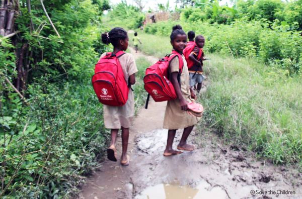 싸이클론으로 집과 통학로를 잃은 마다가스카르 아이들, 세이브더칠드런으로부터 학용품을 받아 등교중이다ⓒ세이브더칠드런 제공