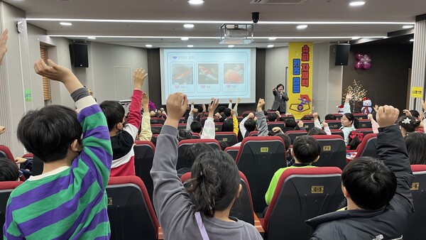 마음 길들이기 강연을 하는 나래인성교육원 김미숙 강사와 적극 참여하는 초등생들
