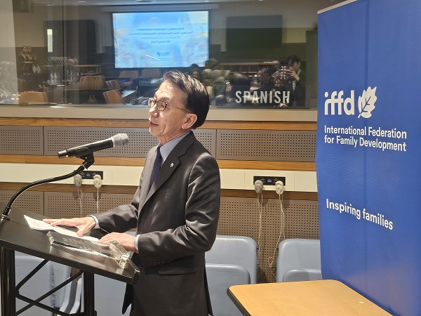 박길성 푸른나무재단 이사장이 '2024 IFFD AWARDS' 수상 소감을 말하고 있다. [푸른나무재단 제공]