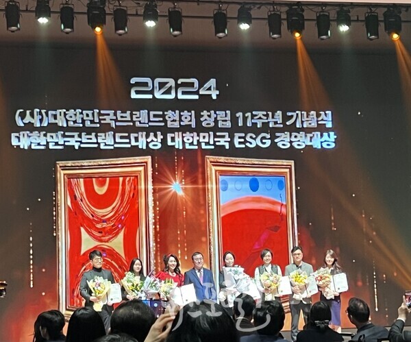 오른 쪽에서 첫번째 라니디자인 박상희 대표 대한민국 ESG 경영대상에서 국회 문화체육관광위원장 표창 수상