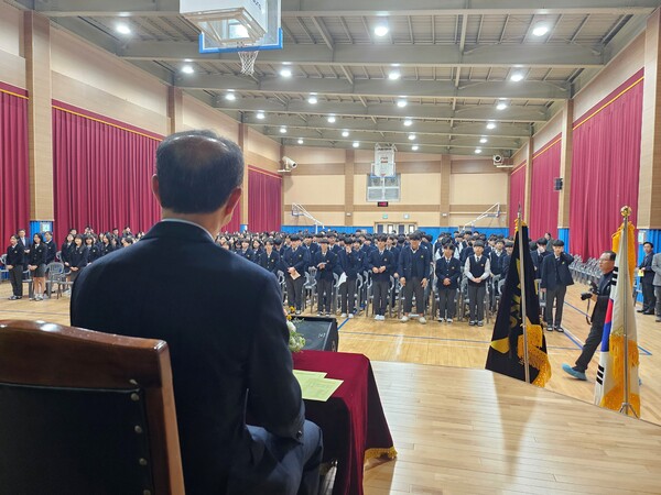 박은성 교장을 비롯한 2024학년도 입학생 모습