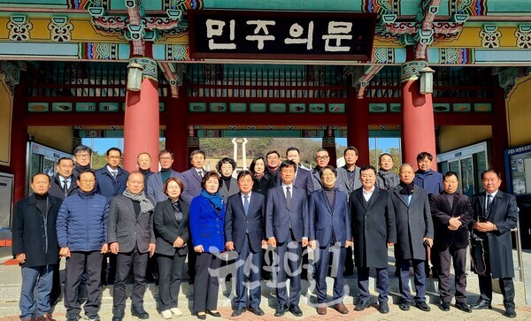 박균택 예비후보와 지지자들이 '민주의 문' 앞에서 기념 촬영을 하고 있다. (사진 제공 : 한진수 달구지 조종사)