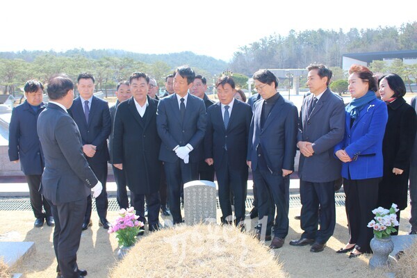 국립5‧18민주묘지를 찾은 박균택 예비후보가 윤상원 열사의 묘소를 찾아 참배하고 김범태 소장으로부터 '임을 위한 행진곡'과 관련된 열사의 얘기를 듣고 있다.