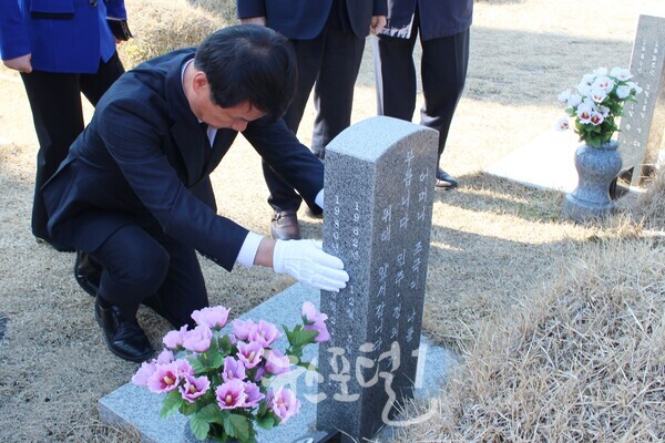국립5‧18민주묘지를 찾은 박균택 예비후보가 광주 대동고 선배인 전영진 열사의 묘소를 찾아 묘비를 쓰다듬고 있다.