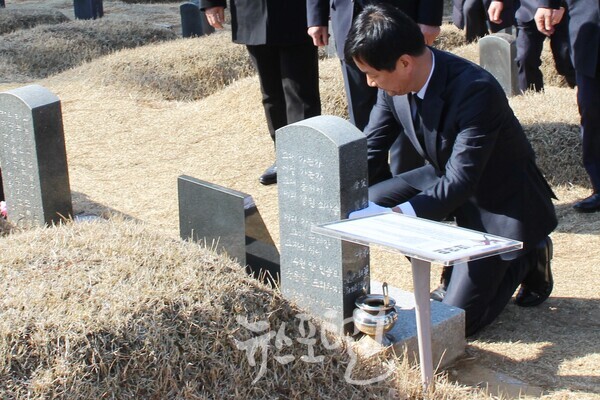 국립5‧18민주묘지를 찾아 영령들에게 참배한 후 구묘역(민족민주열사 묘역)을 찾은 박균택 예비후보가 광주 진흥고 출신인 이한열 열사 묘비를 쓰다듬으며 "저랑 동갑입니다."라며 열사를 회고하고 있다.