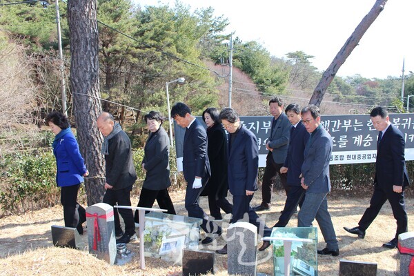 박균택 예비후보와 지지자들이 망월동 민족민주열사를 참배하고 묘역을 나서고 있다. 