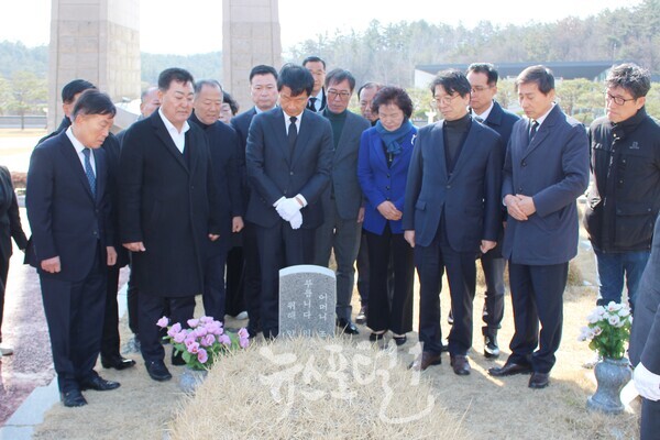 국립5‧18민주묘지를 찾은 박균택 예비후보가 광주 대동고 4년 선배인 전영진 열사의 묘소를 찾아 참배하고 있다. 송병태 전 광산구청장, 김명수 광산구의원, 배홍석 전 광산구의장, 이영순 전 광산구의장, 윤봉근 전 광주시의장과 박 예비후보 지지자들이 함께하고 있다.