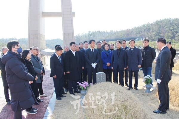 국립5‧18민주묘지를 찾은 박균택 예비후보가 광주 대동고 4년 선배인 전영진 열사의 묘소를 찾아 참배한 후  김범태 소장이 전영진 열사와 부친 전계량 전 유족회장에 대한 얘기를 하고 있다. 송병태 전 광산구청장, 김명수 광산구의원, 배홍석 전 광산구의장, 이영순 전 광산구의장, 윤봉근 전 광주시의장과 박 예비후보 지지자들이 함께하고 있다.