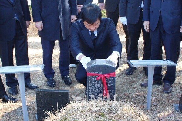 박균택 예비후보가 국립5‧18민주묘지를 찾아 영령들에게 참배한 후 망월동 민족민주열사 묘역에 있는 광주 대동고 2년 선배 기혁 열사 묘비를 잡고 생각에 잠겨 있다.