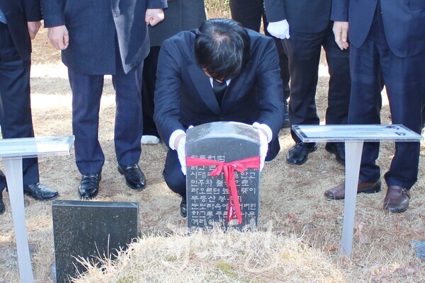 박균택 예비후보가 국립5‧18민주묘지를 찾아 영령들에게 참배한 후 망월동 민족민주열사 묘역에 있는 광주 대동고 선배 기혁 열사 묘비를 잡고 깊이 고개 숙여 추모하고 있다.