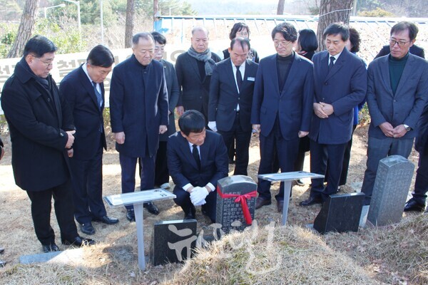 박균택 예비후보가 국립5‧18민주묘지를 찾아 영령들에게 참배한 후 망월동 민족민주열사 묘역에 있는 광주 대동고 선배 기혁 열사 묘소를 찾아 참배했다.