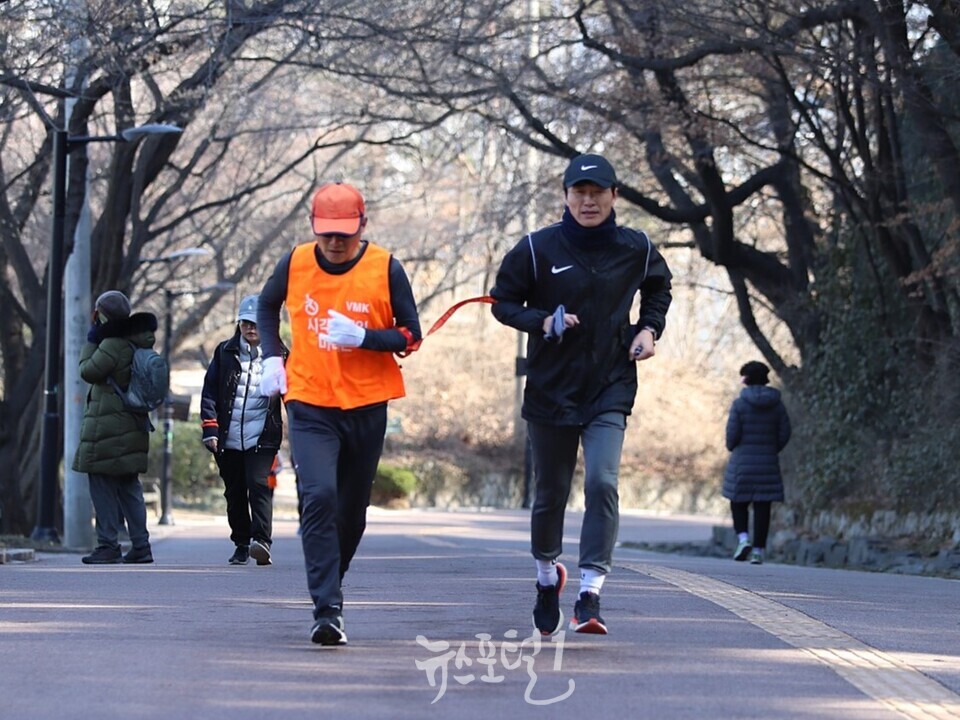 9일 서울 남산공원 북측순환로에서 진행된 한국시각장애인마라톤회 3월 둘째 주 토요일 정기 훈련에 참여한 시각장애인 마라토너 권정현(왼쪽) 씨가 가이드 러너와 함께 힘차게 뛰고 있다.