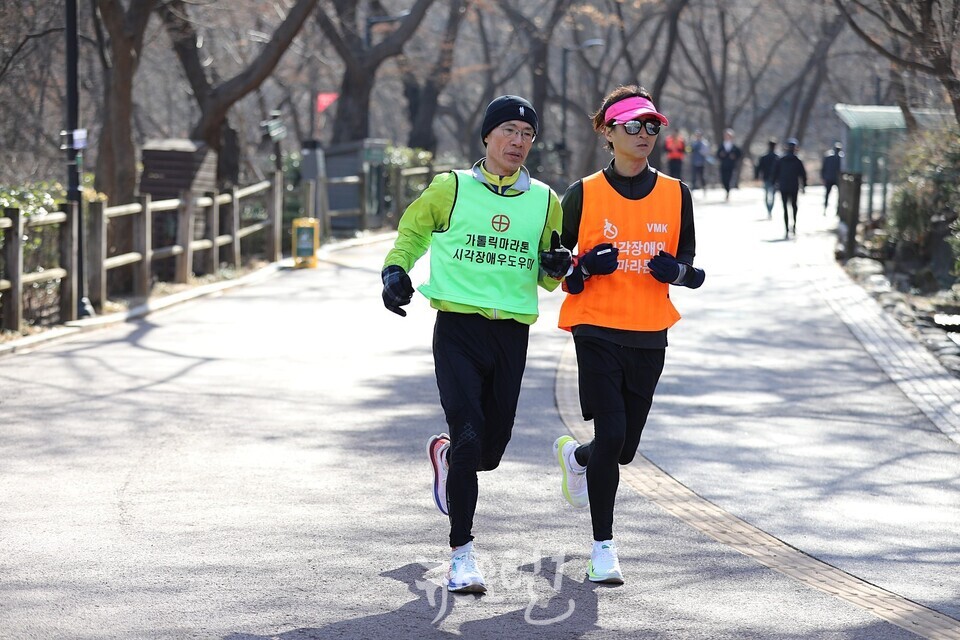 9일 서울 남산공원 북측순환로에서 진행된 한국시각장애인마라톤회 3월 둘째 주 토요일 정기 훈련에 참여한 시각장애인 마라토너(오른쪽)가 가이드 러너와 함께 힘차게 뛰고 있다.