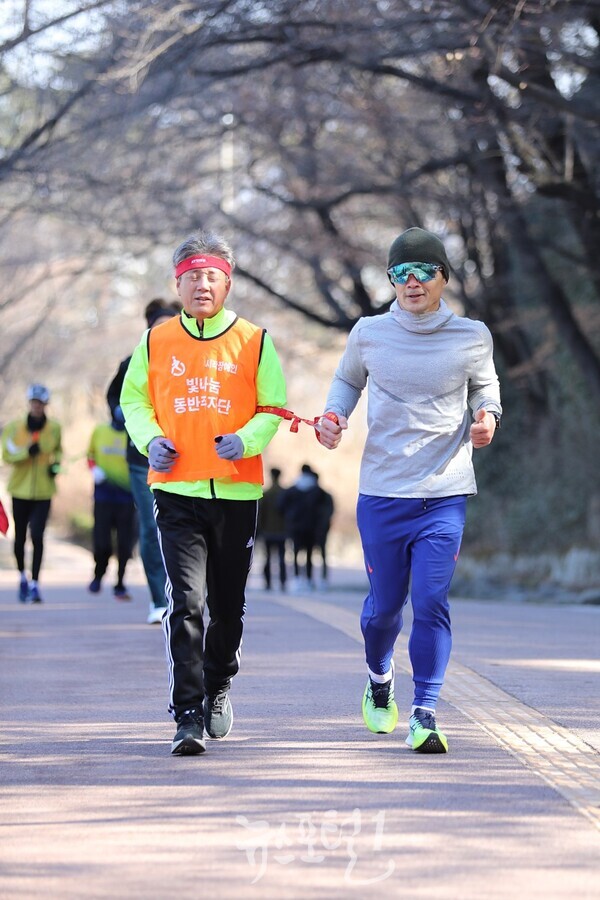 9일 서울 남산공원 북측순환로에서 진행된 한국시각장애인마라톤회 3월 둘째 주 토요일 정기 훈련에 참여한 시각장애인 마라토너 이주상(왼쪽) 씨가 가이드 러너와 함께 힘차게 뛰고 있다.