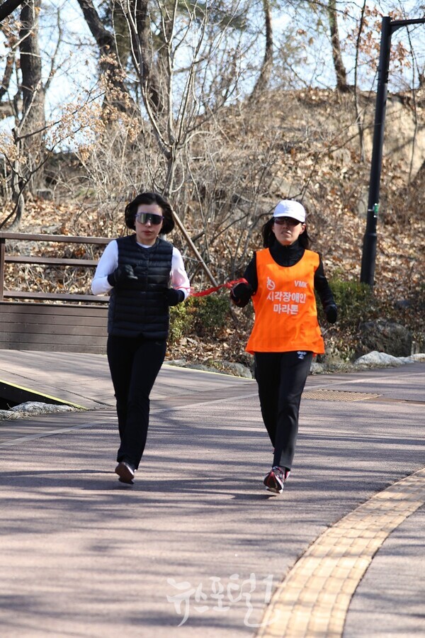 9일 서울 남산공원 북측순환로에서 진행된 한국시각장애인마라톤회 3월 둘째 주 토요일 정기 훈련에 참여한 여성 시각장애인 마라토너(오른쪽)가 가이드 러너와 함께 힘차게 뛰고 있다.