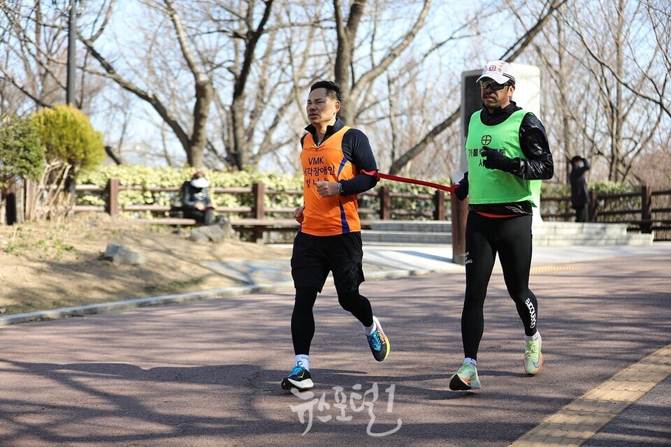 9일 서울 남산공원 북측순환로에서 진행된 한국시각장애인마라톤회 3월 둘째 주 토요일 정기 훈련에 참여한 시각장애인 마라토너 강태영(VMK 부회장, 왼쪽) 씨가 가이드 러너와 함께 힘차게 뛰고 있다.