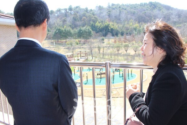 정경남 효령노인복지타운 본부장(오른쪽)이 박균택 예비후보고 효령타운이 최초로 설치한 치매 예방 놀이터에 대한 설명을 하고 있다.