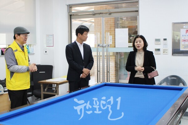 박균택 예비후보가 정경남 본부장과 함께 타운 내 어르신 당구장을 찾아 설명을 듣고 있다.