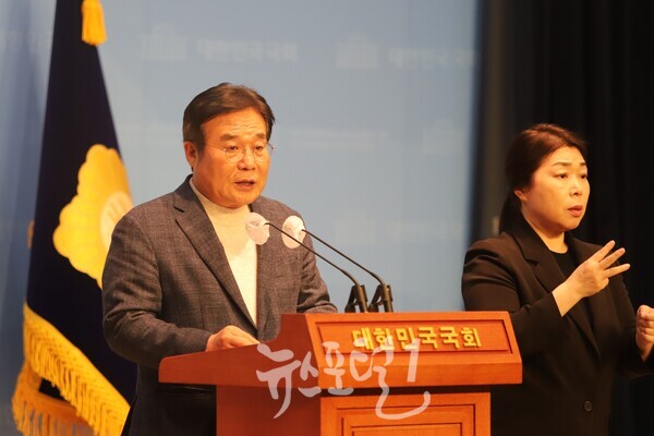 이병훈 의원이 13일 기자회견을 갖고 “민주당을 지키면서, 총선 승리를 위해 뛰겠다”고 밝히고 있다. (사진 제공 : 이병훈 의원실)