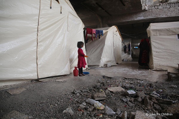시리아 이들리브 난민캠프에 서있는 아동 ⓒ세이브더칠드런 제공