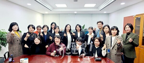 한국이주여성유권자연맹 주요 임원들이 이자스민 의원과 함께 기념 촬영을 하고 있다. (사진 제공 : 한국이주여성유권자연맹 광주지부)