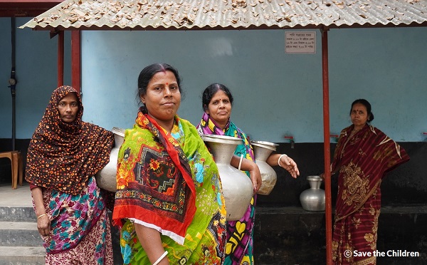 방글라데시 사트키라 지역 여성들이 탄소저감 식수시설을 이용해 물을 뜨고 있다. [세이브더칠드런 제공]