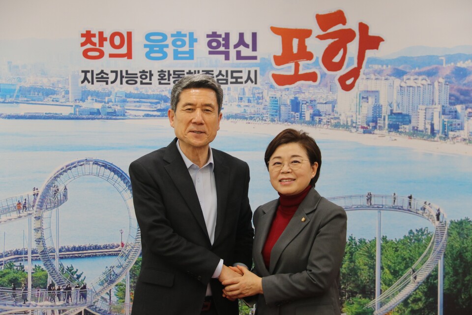 이강덕 포항시장(왼쪽),김정재 포항 북구 국회의원 (오른쪽)