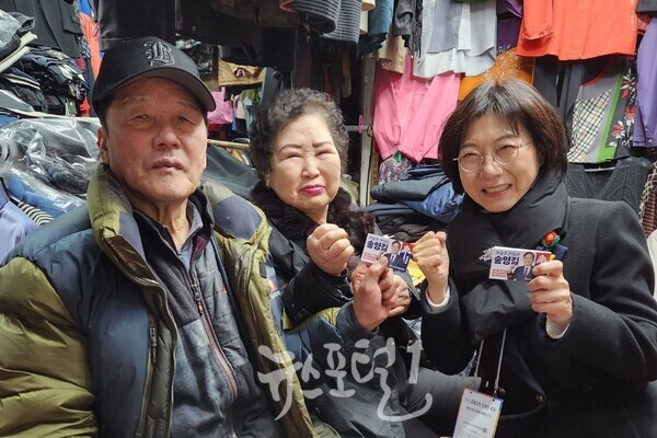 송영길 예비후보의 부인 남영신 여사(맨 오른쪽)이 시민들과 함께하고 있다. (사진 제공 : 송영길 예비후보 측)