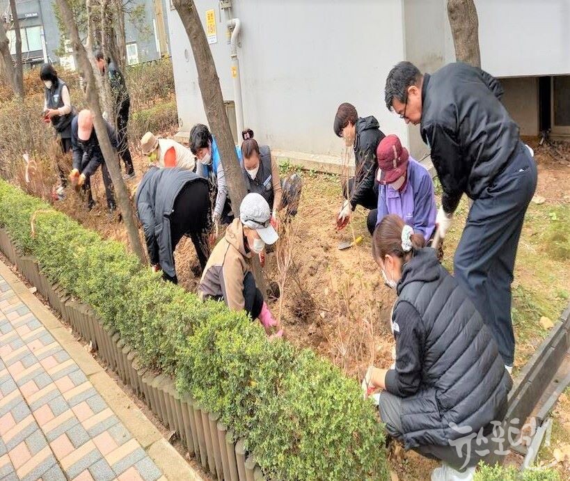 주민들이 아파트 화단에 정원을 조성하고 있는 모습