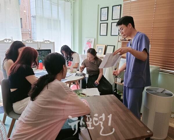 척추측만증 교정 원데이 세미나에서 교육하고 있는 어깨날다 체형교정센터 김동환 대표