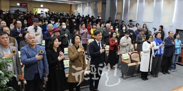 효령노인복지타운 개원 14주년 기념행사 국기에 대한 경례.