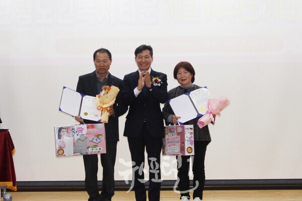 효령노인복지타운 개원 14주년 기념행사에서 정해식 회원과 이희덕 직원이 지역 복지서비스 향상과 타운 발전에 기여한 공로로 광주광역시사회서비스원장 표창을 받은 후 김대삼 광주광역시 사회서비스원장과 기념 촬영을 하고 있다.