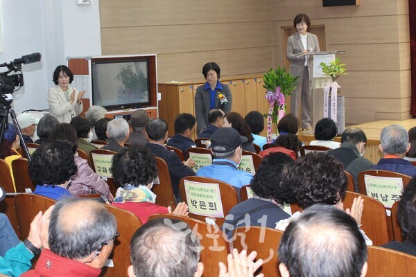 효령노인복지타운 개원 14주년 기념행사에서 사회자 서정미 복지팀장의 소개로 최지현 광주광역시의원이 인사를 하자 회원들이 박수로 환영하고 있다.
