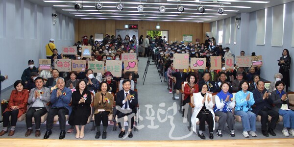 효령노인복지타운 개원 14주년 기념행사를 마치고 기념 촬영을 하는 모습.