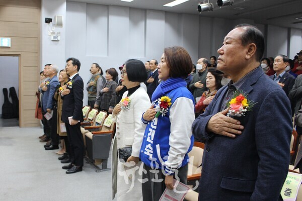 효령노인복지타운 개원 14주년 기념행사 국기에 대한 경례 모습. 천익출 한국우리밀협동조합장과 전진숙 국회의원 후보, 박명희 조선간호대학교 총장 등의 모습.